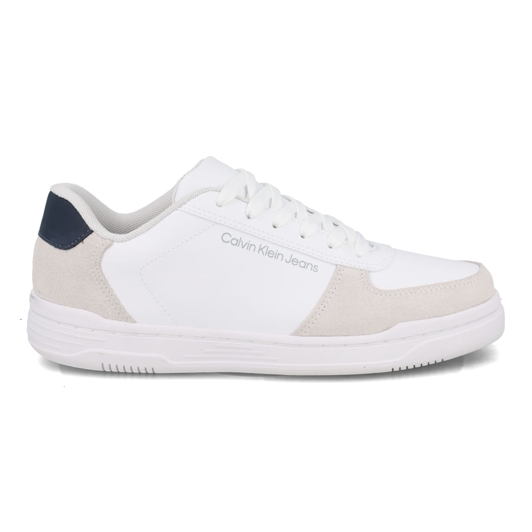 Tênis casual masculino Calvin Klein em couro branco com detalhes em bege e azul marinho, vista frontal
